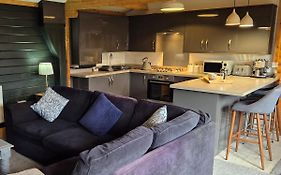 Chalet Close To Heathrow T5, Windsor Castle, Legoland, Thorpe Park, With Off Road Parking, Free Wifi, Private Garden, Spacious & Fully Equipped, Cozy Wood Burner & Comfy Sofa, Ideal For Exploring London With Trains To Waterloo, A Beautiful Unique Ret